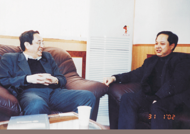 2002年1月31日，中央政治局委員、湖北省委書記俞正聲在省委辦公室親切接見舒心先生 