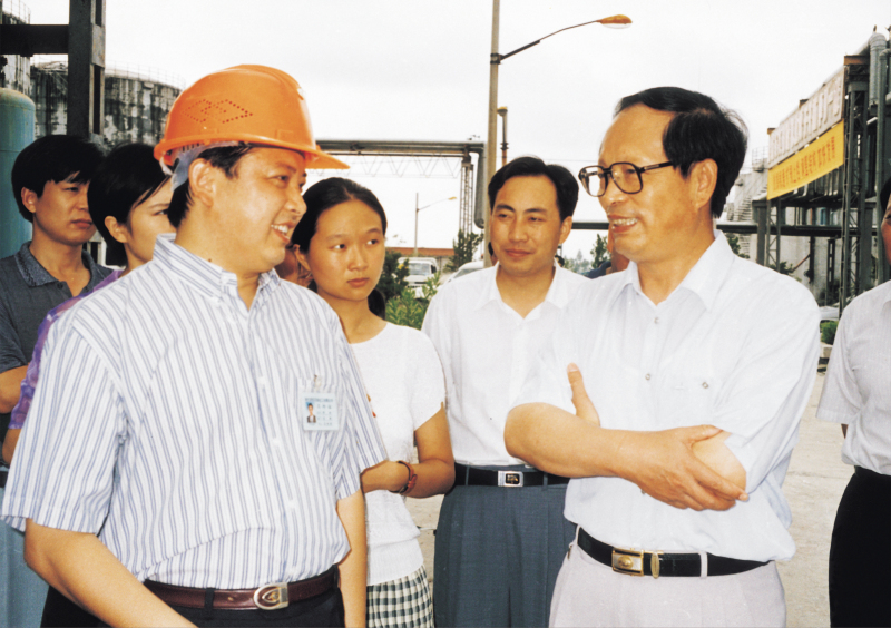 1998年8月1日，湖北省委書記賈志杰在舒心先生的陪同下，對我公司進行了視察